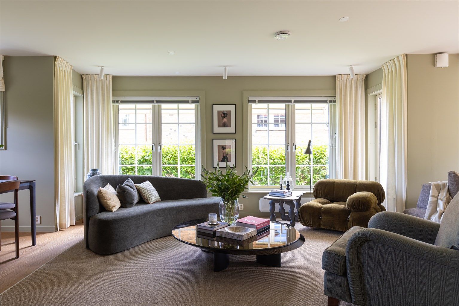 Leiligheten har en god planløsning som byr på en stor sosial stue, to romslige soverom, helt nytt bad fra 2025 og påkostet kjøkkeninnredning fra 2024. 