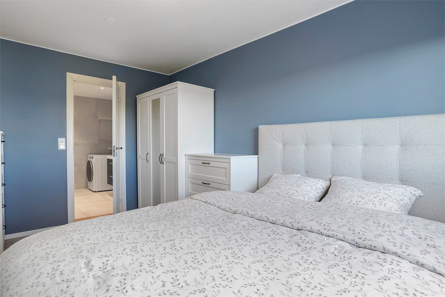 Rommet har garderobeskap og inngang til privat bad. 