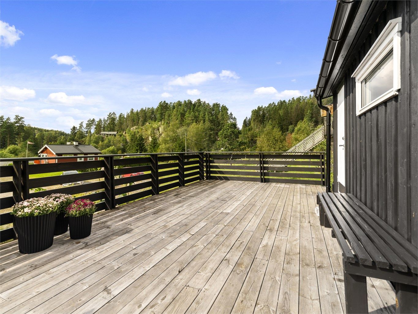 Terrasse med god plass til sittegrupper og grill 