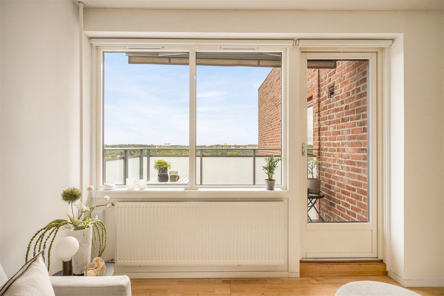 Store vindusflater gir et lyst innemiljø, og oppvarmingen skjer via radiatorer tilknyttet varmesentral. Fyring, varmtvann og fiber er inkludert i felleskostnadene.