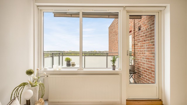 Store vindusflater gir et lyst innemiljø, og oppvarmingen skjer via radiatorer tilknyttet varmesentral. Fyring, varmtvann og fiber er inkludert i felleskostnadene.