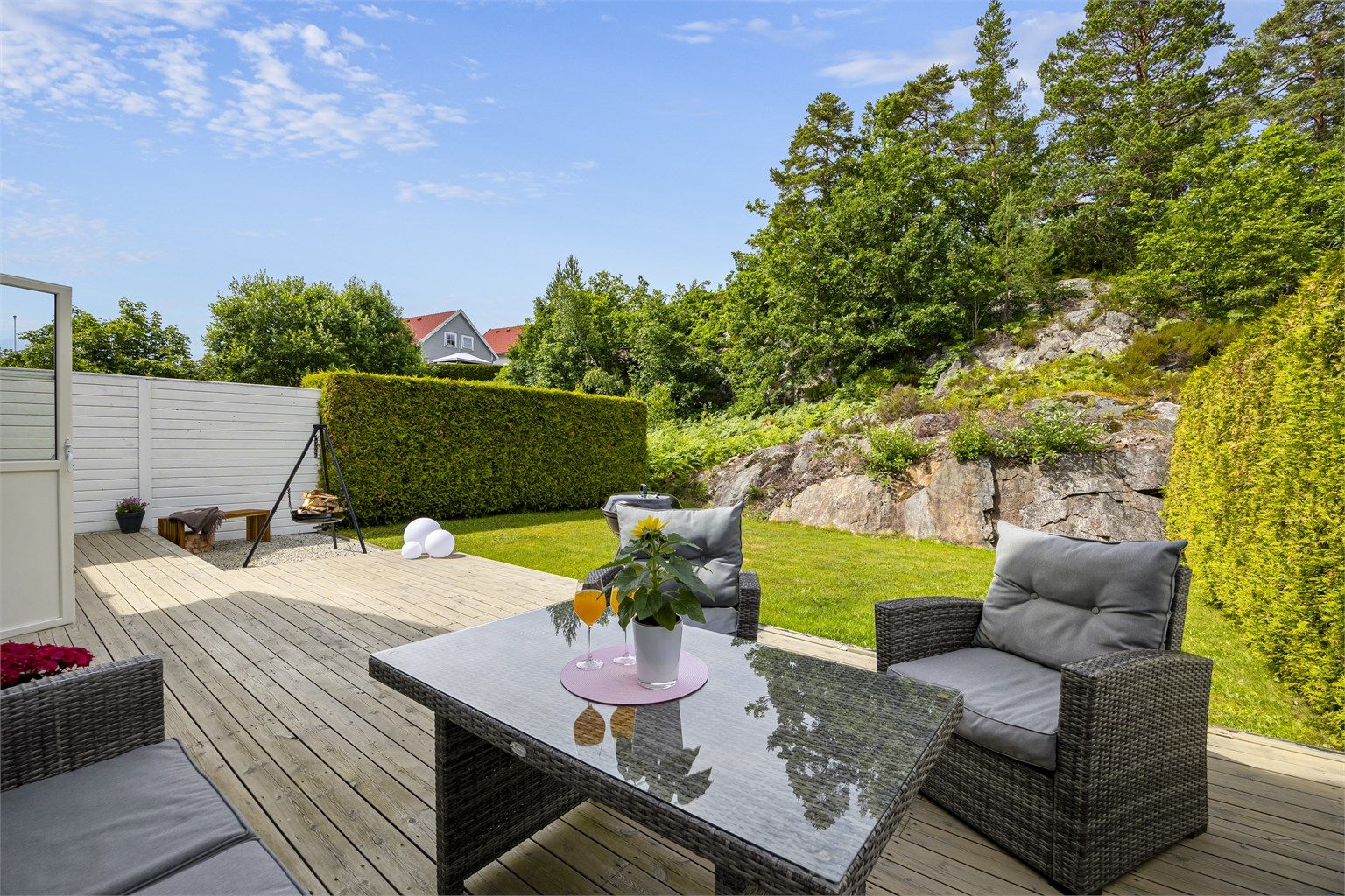 Uteplassen har god plass til flere sittegrupper.