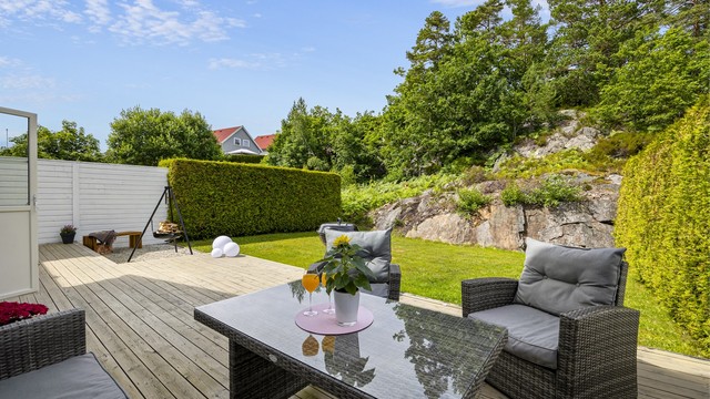 Uteplassen har god plass til flere sittegrupper.