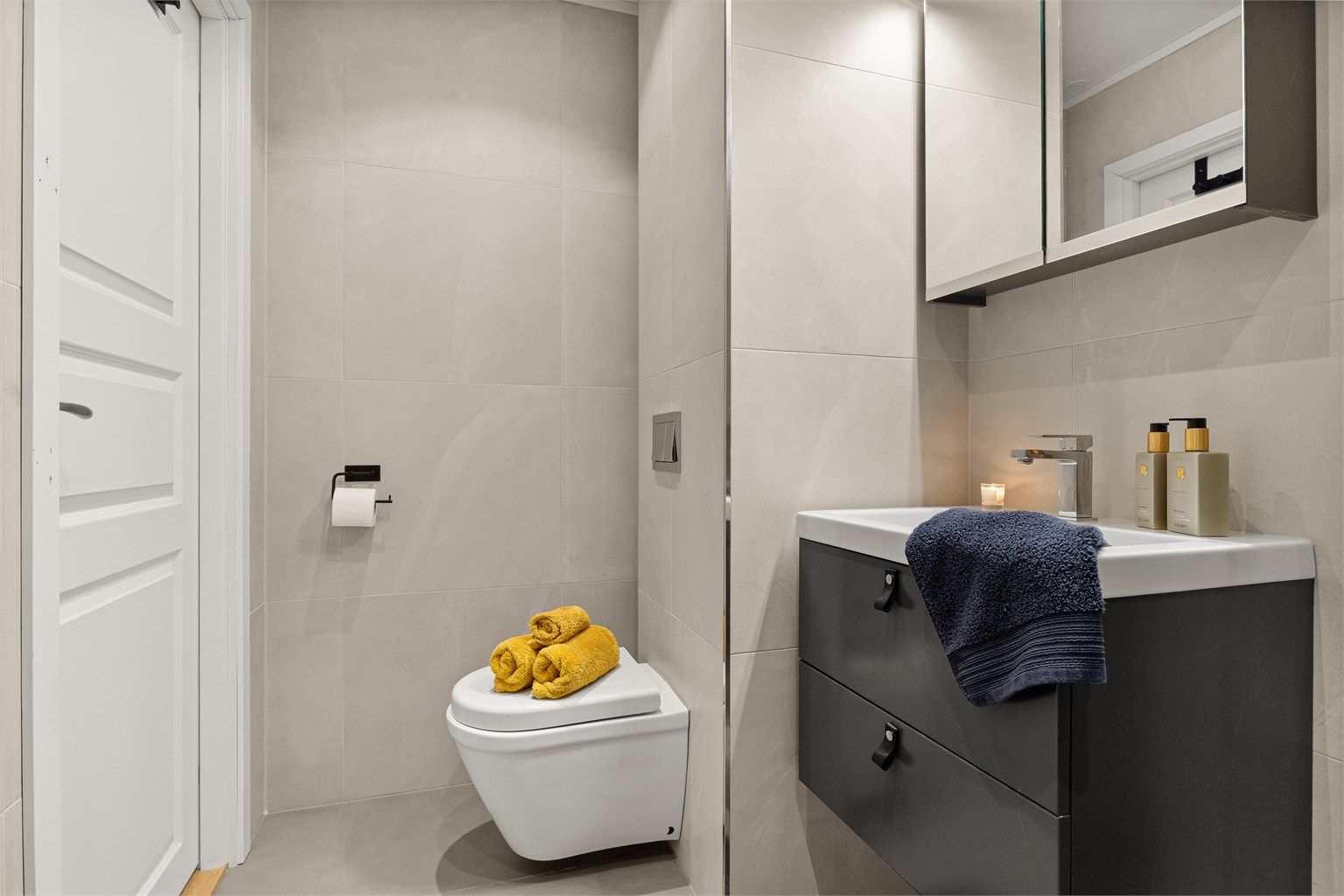 Badet ble oppgradert i 2017 med 60x60-fliser og vegghengt toalett.