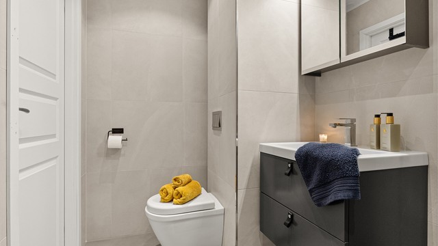 Badet ble oppgradert i 2017 med 60x60-fliser og vegghengt toalett.