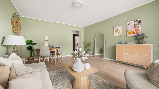 Her er det rikelig plass til både sofagruppe og spisebord hvor man kan invitere venner og familie på besøk