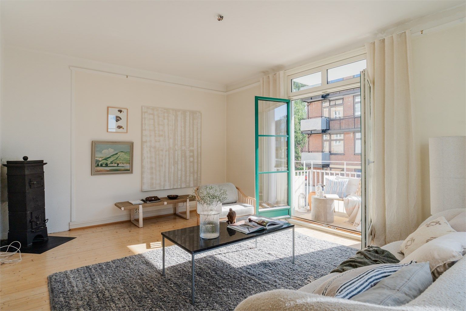 Stuen er en av de sjeldne, med sin gode størrelse og flere møbleringssoner.
