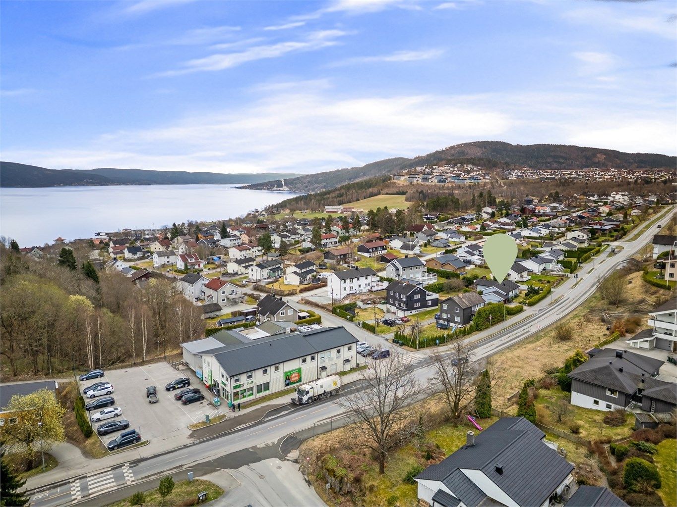 Fra eiendommen er det kort vei ned til sjøen og flotte turområder.