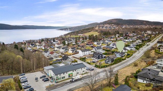 Fra eiendommen er det kort vei ned til sjøen og flotte turområder.