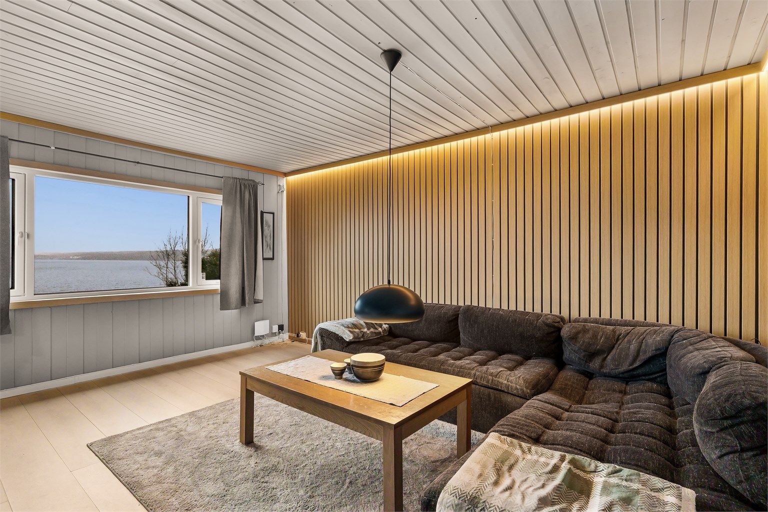 Spilevegg gir rommet en moderne "look"
