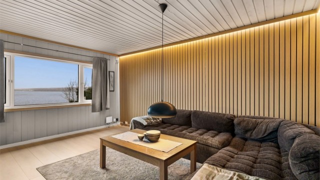 Spilevegg gir rommet en moderne "look"