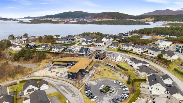 Olsvika er kjent for å ha flere lekeplasser og lite trafikk