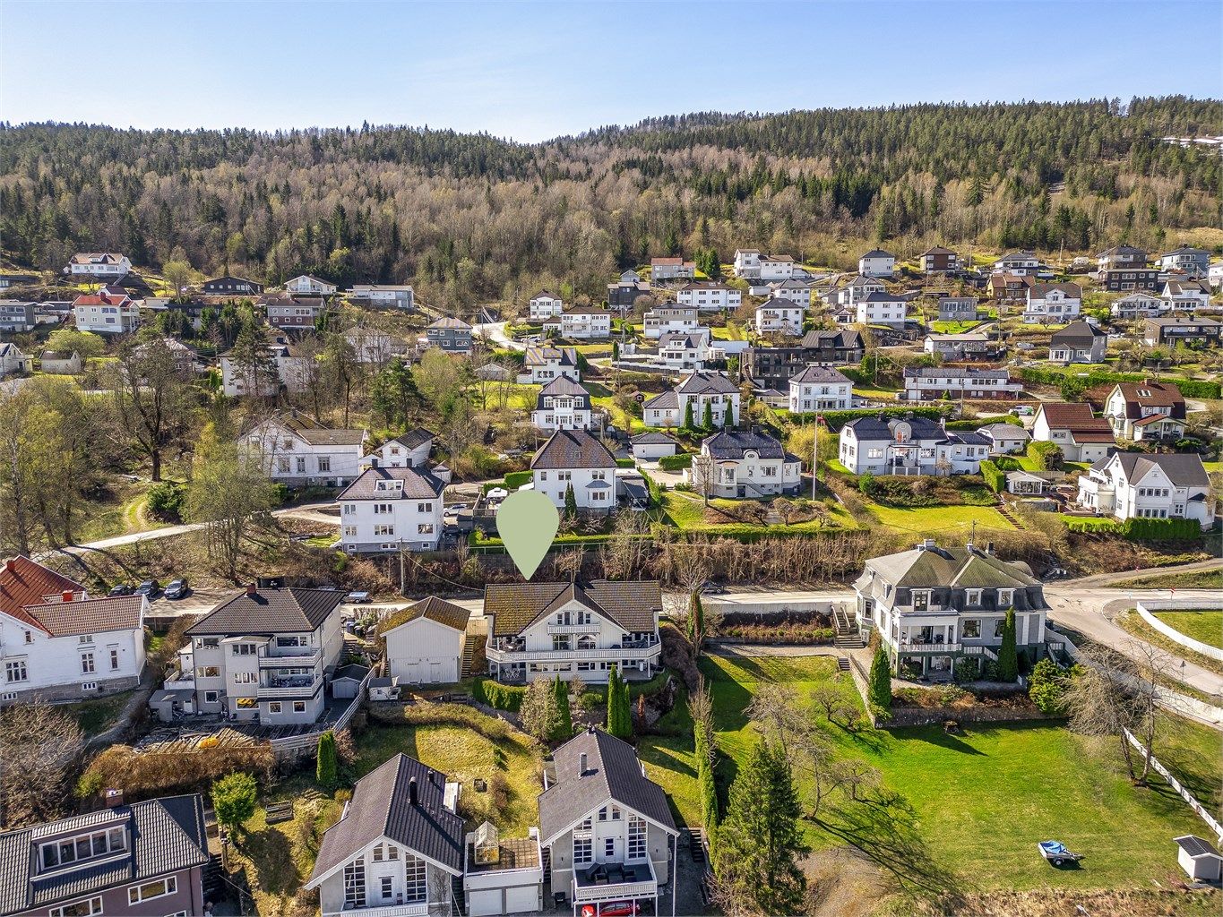 Fra eiendommen er det kort vei til både barnehage og skoler med tilhørende idrettsanlegg.