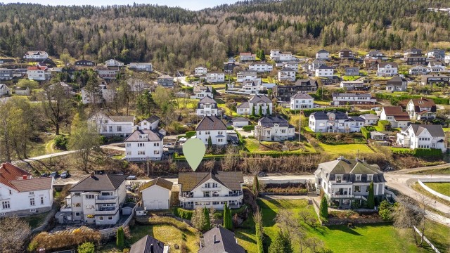 Fra eiendommen er det kort vei til både barnehage og skoler med tilhørende idrettsanlegg.