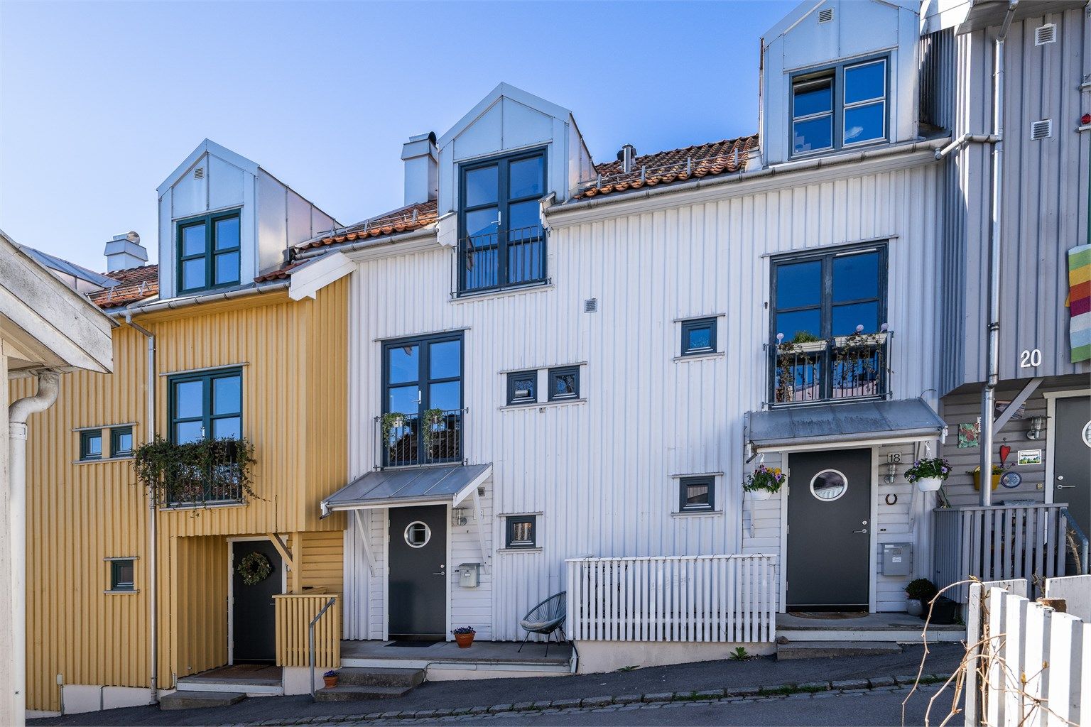 Rekkehuset er en del av Sameiet Urtehagen, som består av 8 seksjoner.