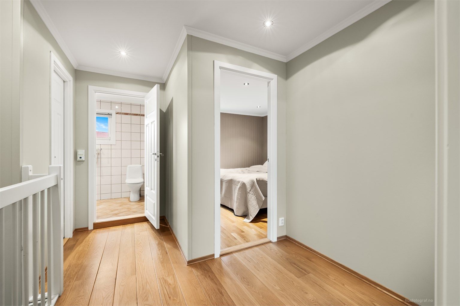 Trapperommet binder etasjene sammen og leder opp til en lys og romslig gang.