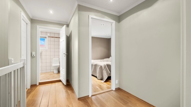 Trapperommet binder etasjene sammen og leder opp til en lys og romslig gang.