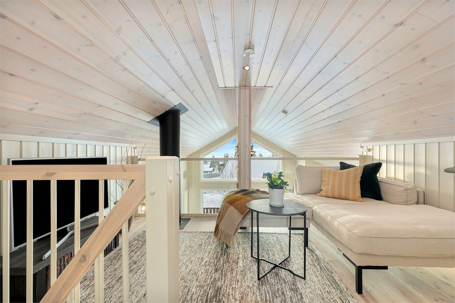 På hemsen har hytta en koselig loftstue, et ekstra oppholdsrom for avslapning og hygge.