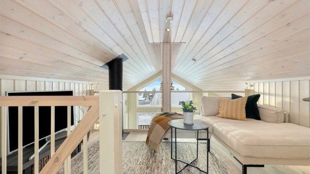 På hemsen har hytta en koselig loftstue, et ekstra oppholdsrom for avslapning og hygge.
