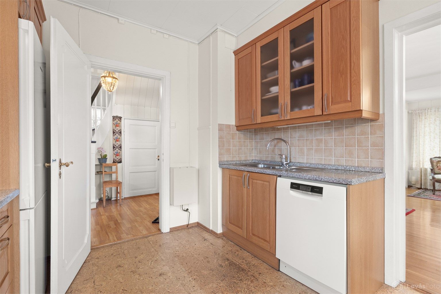 Kjøkkenet har en praktisk plassering med enkel adkomst fra gangen.