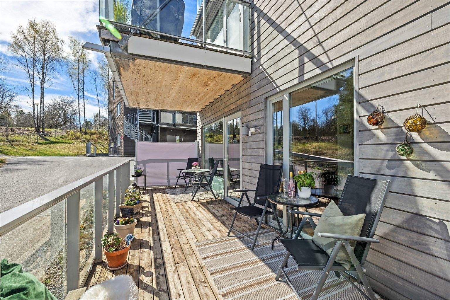 Uteplassen er delvis overbygget, noe som gir ly for vær og vind.