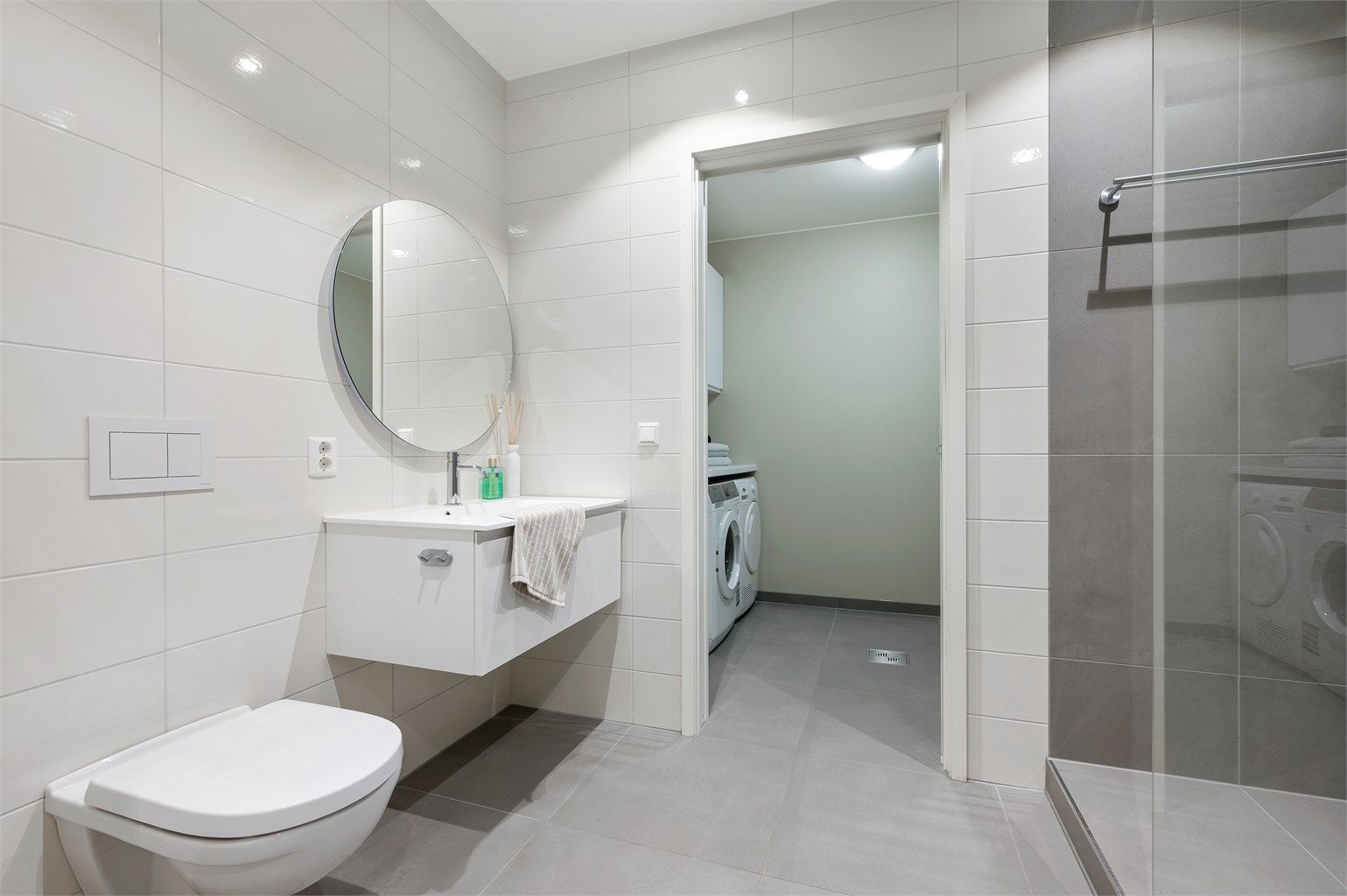 Det er baderom i alle tre etasjer, og badet i underetasjen ligger vegg i vegg med et stort og praktisk vaskerom. 