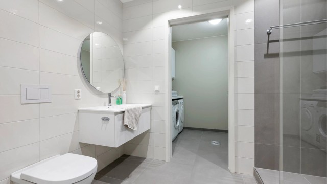 Det er baderom i alle tre etasjer, og badet i underetasjen ligger vegg i vegg med et stort og praktisk vaskerom.