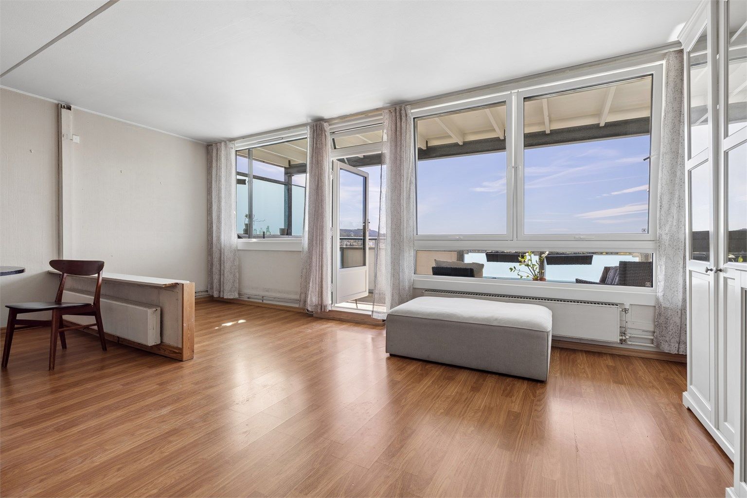 Balkongen er lett tilgjengelig fra stuen, noe som gir en sømløs overgang mellom inne- og uterom.