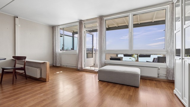 Balkongen er lett tilgjengelig fra stuen, noe som gir en sømløs overgang mellom inne- og uterom.