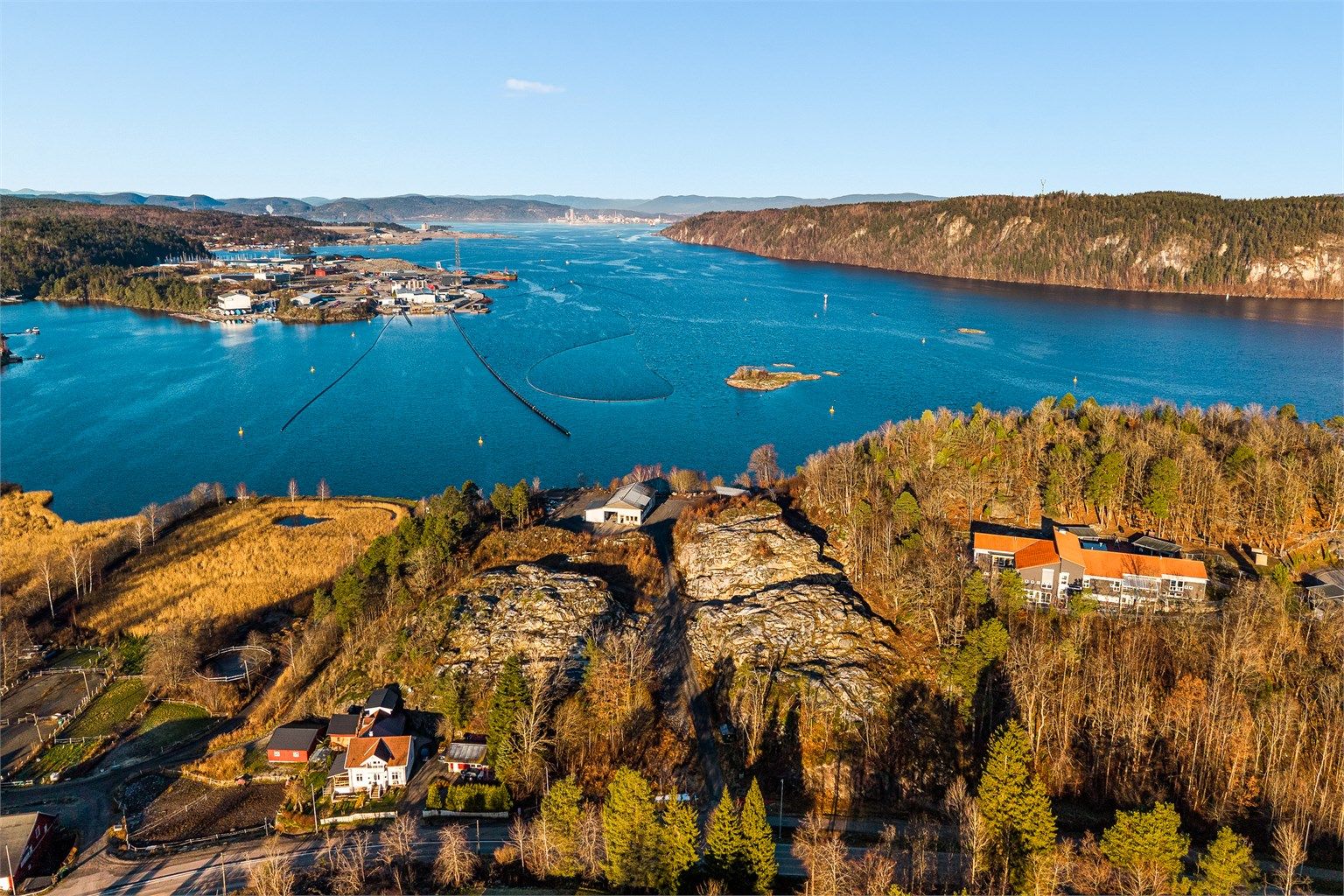 Til høyre for området ligger Marthas barnehage. Jordet til venstre benyttes til ridebane.