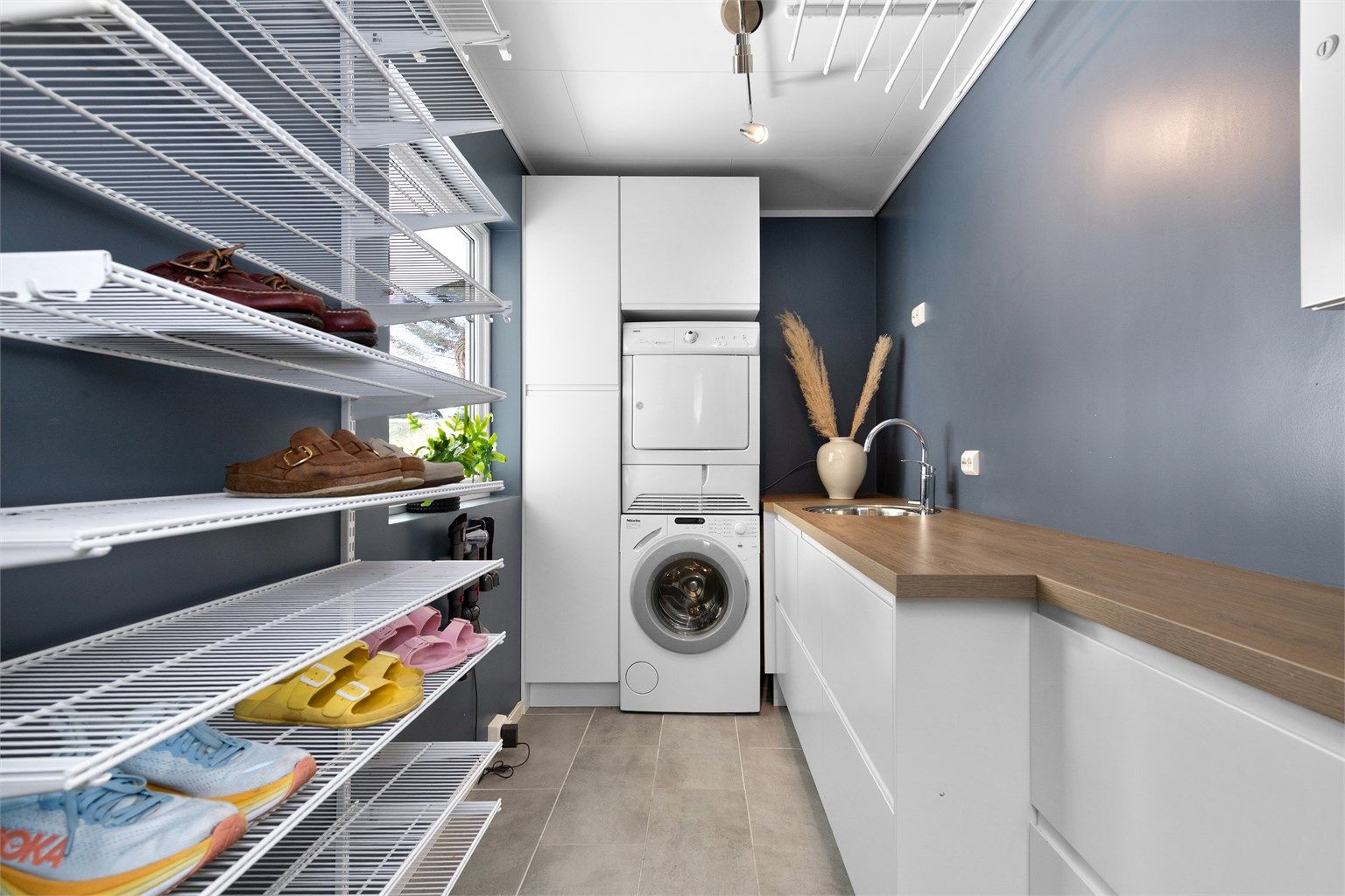 Praktisk vaskerom, oppusset i 2022. Her er det flislagt gulv med gulvvarme, Epoq-innredning og opplegg for vaskemaskin