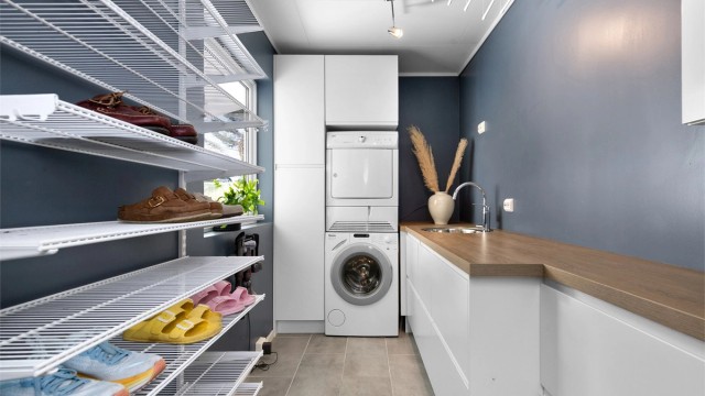 Praktisk vaskerom, oppusset i 2022. Her er det flislagt gulv med gulvvarme, Epoq-innredning og opplegg for vaskemaskin