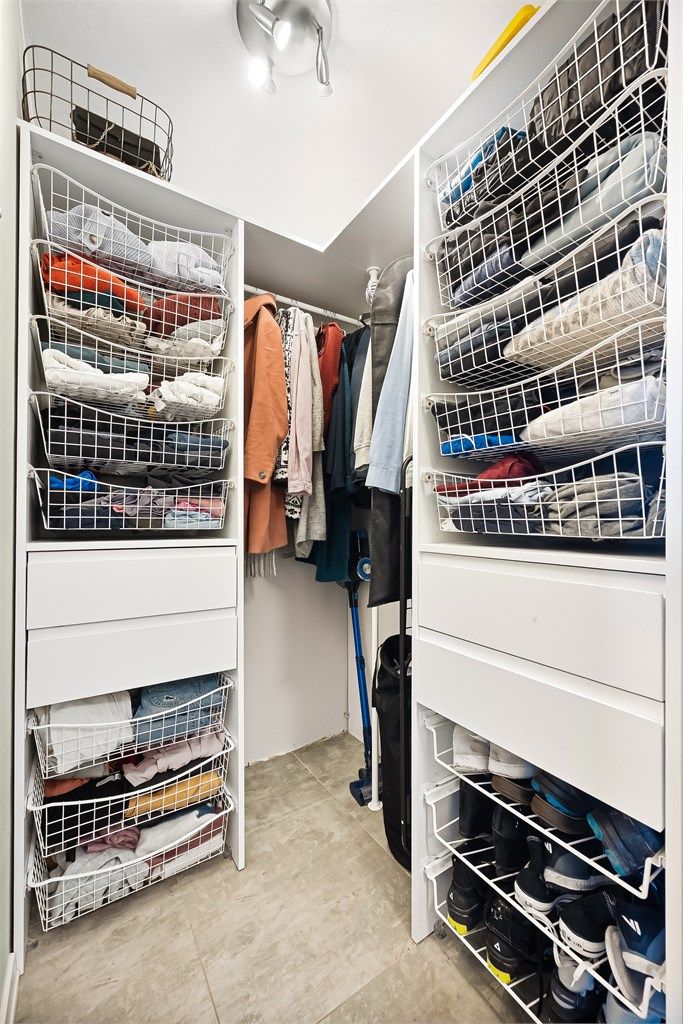 Romslig walk-in garderobe med god lagringsplass og adkomst fra entré.