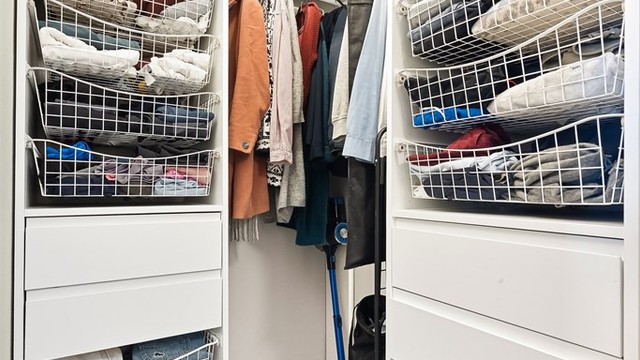 Romslig walk-in garderobe med god lagringsplass og adkomst fra entré.