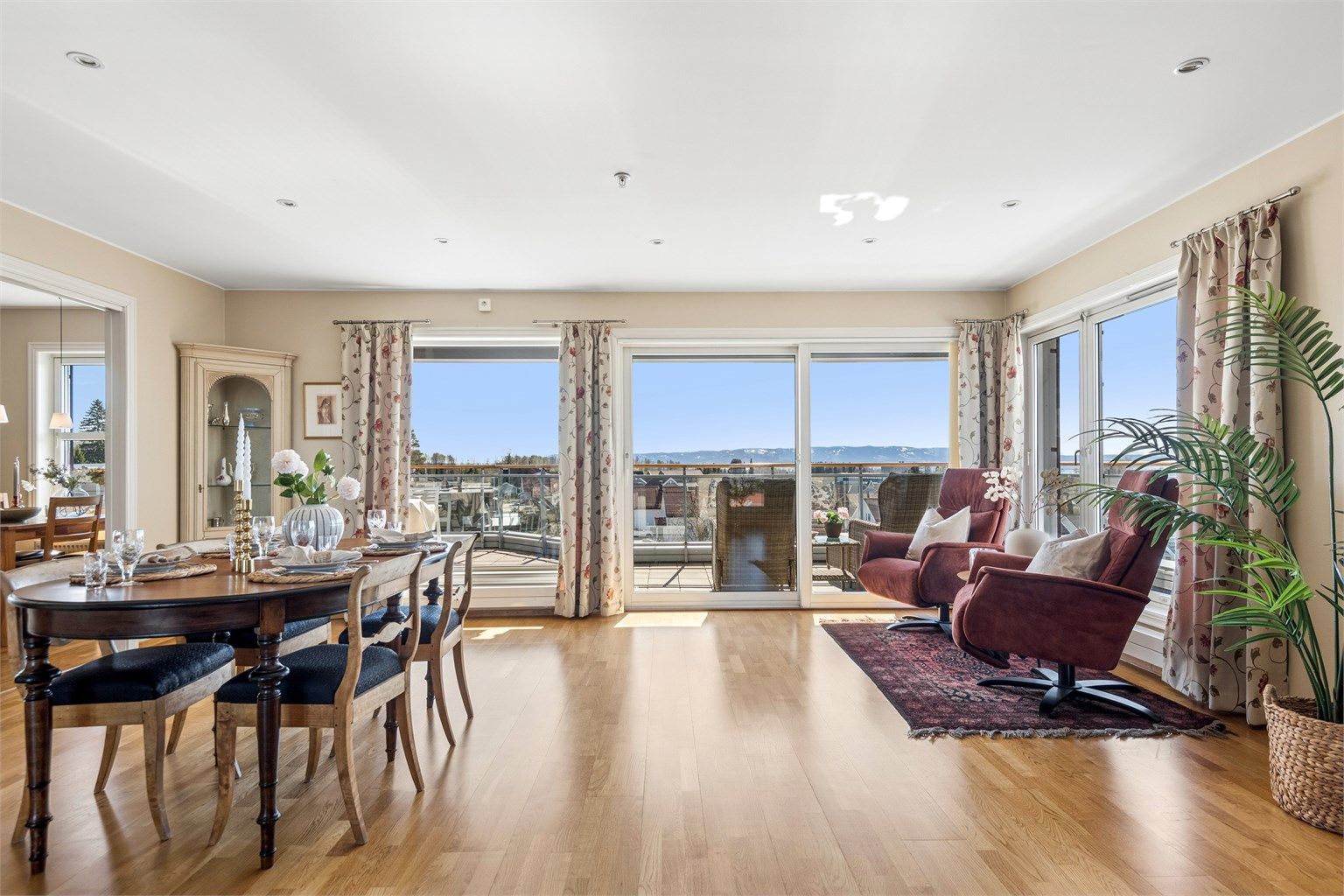 Utgang til terrasse som strekker seg rundt store deler av leiligheten! 