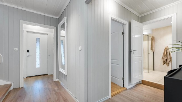 Romslig entrè og gang med fine muligheter for klesoppbevaring.