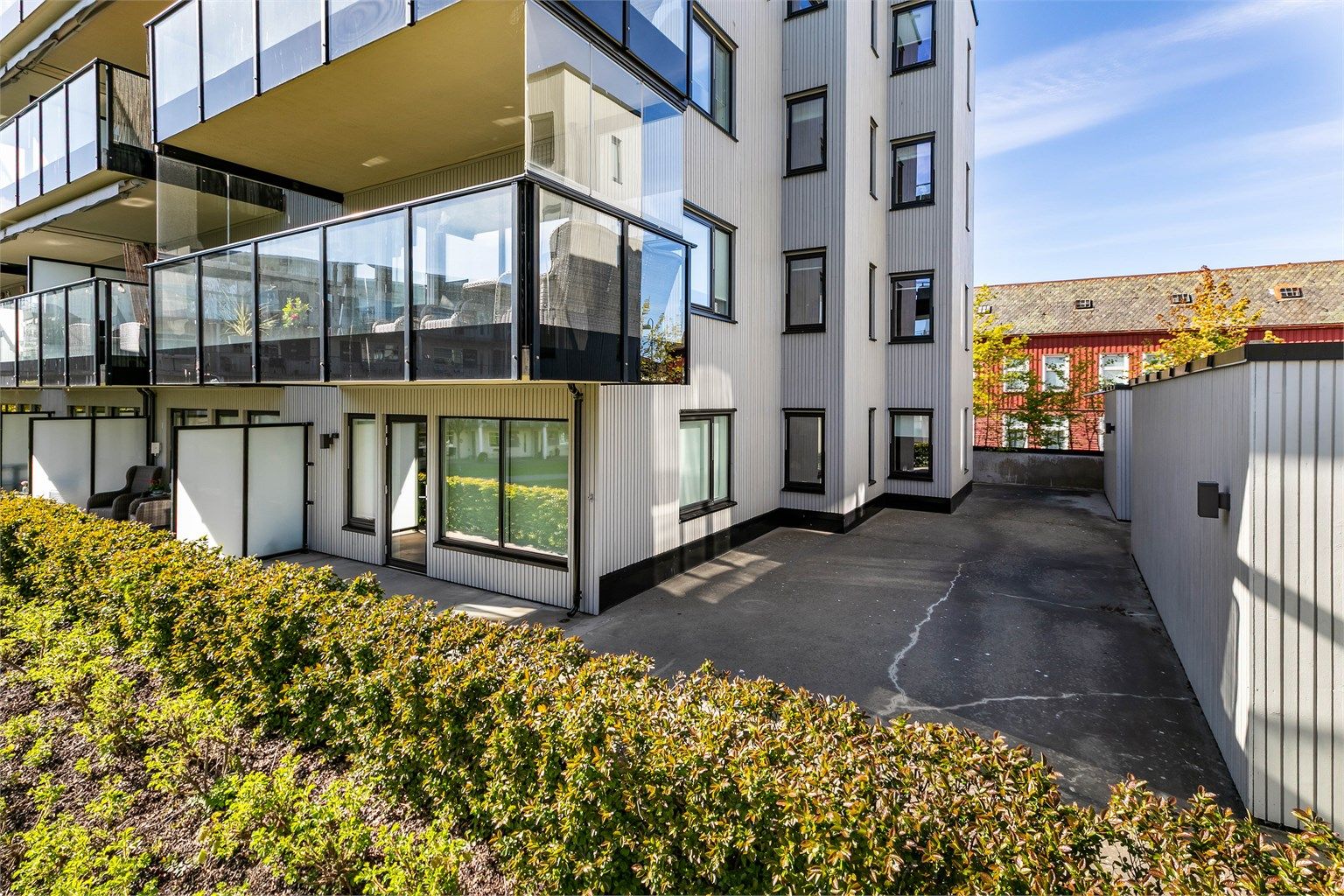 Leiligheten er gjennomgående i enden av første etasje og har egen terrasse på hele 87 kvadratmeter! 
Fotograf; Børge Oppegård.