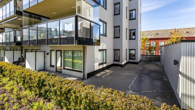 Leiligheten er gjennomgående i enden av første etasje og har egen terrasse på hele 87 kvadratmeter!
Fotograf; Børge Oppegård.