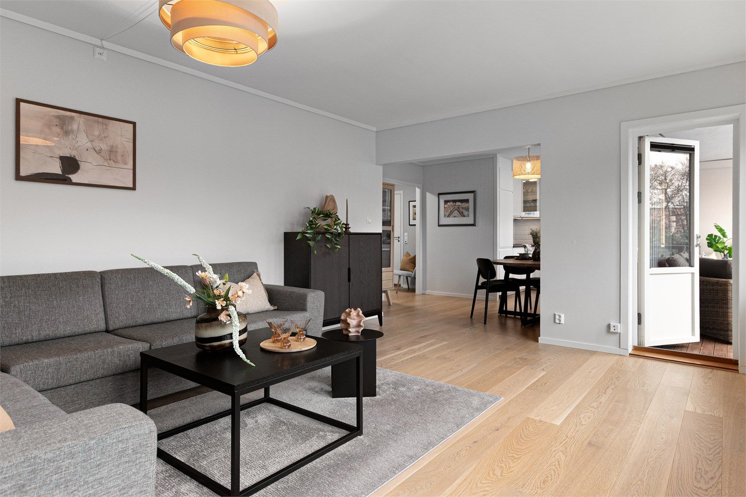 - Moderne åpen kjøkkenløsning med god plass til spisegruppe -