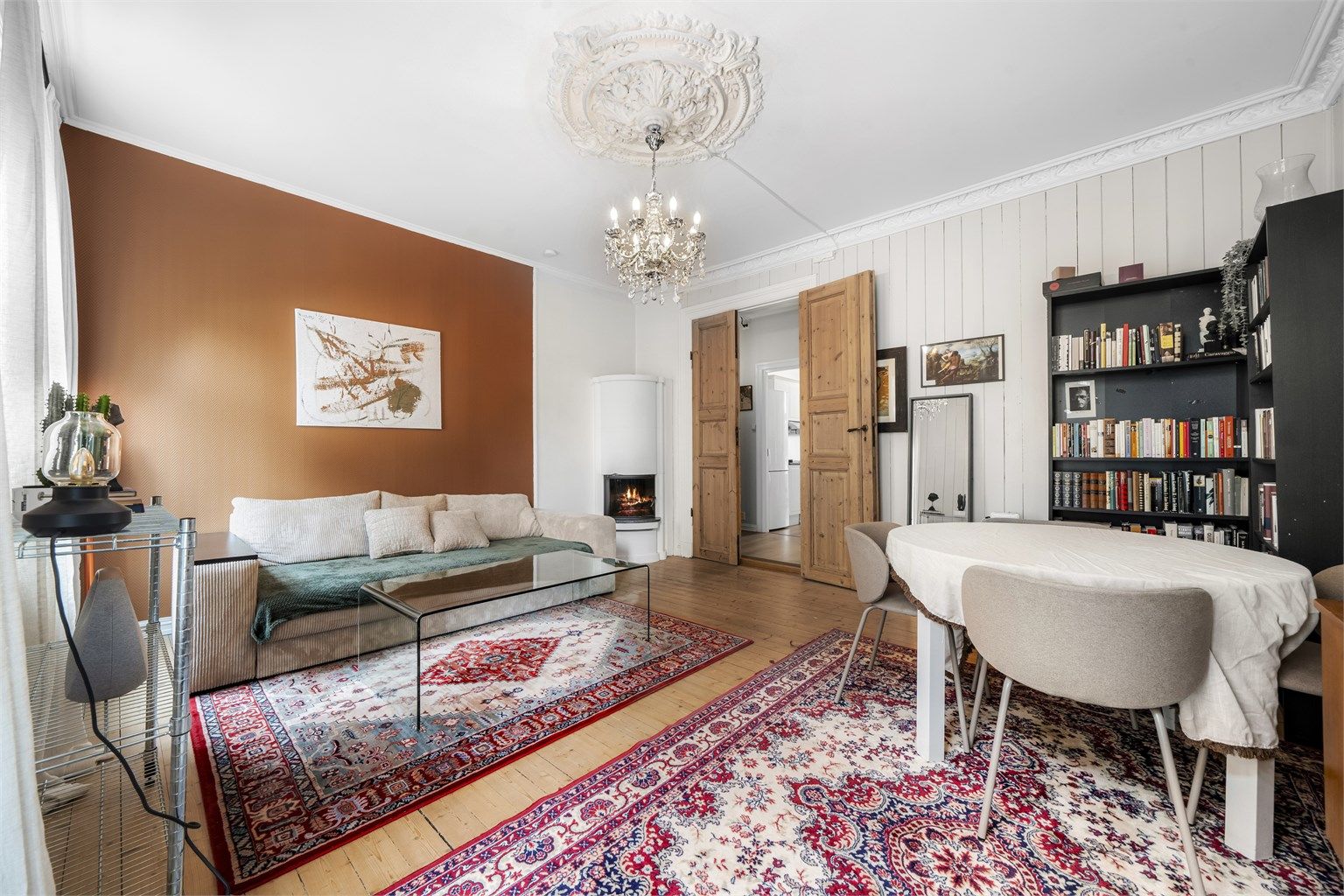 Et svært innbydende og sosialt oppholdsrom med store vindusflater som beriker rommet med masse naturlig lys.