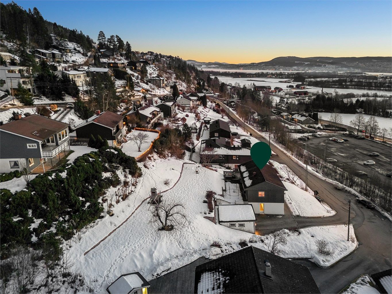 Beliggende nesten i enden av en blindvei, som medfører ingen gjennomgangstrafikk og lite trafikk.