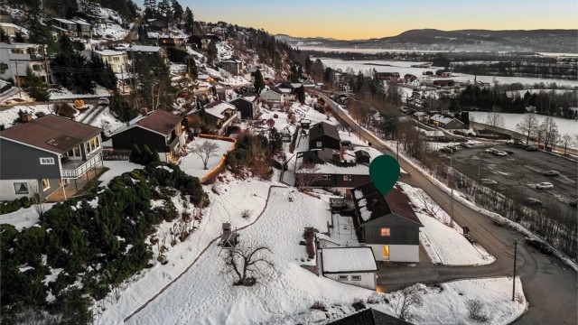 Beliggende nesten i enden av en blindvei, som medfører ingen gjennomgangstrafikk og lite trafikk.