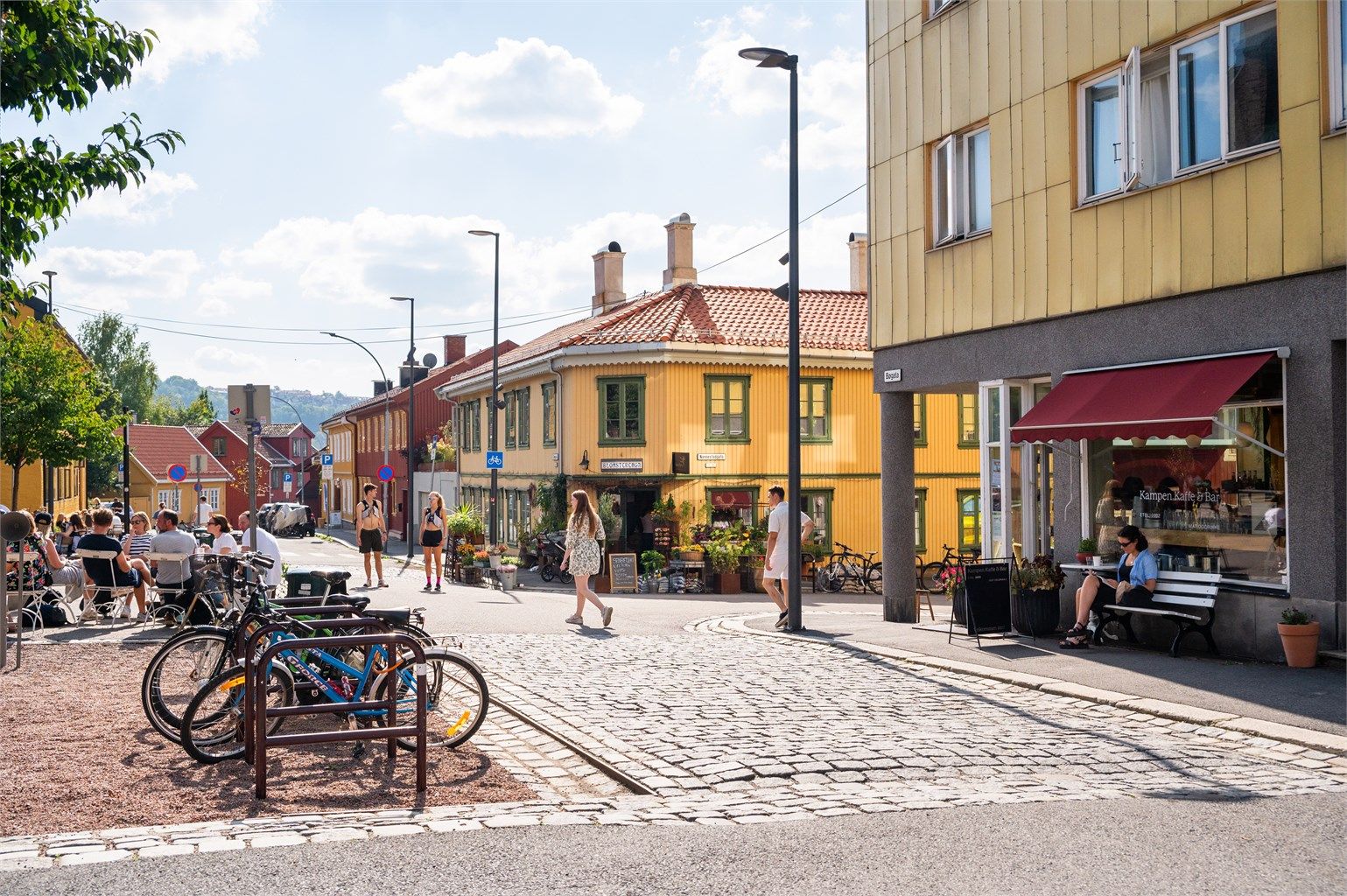 De sjarmerende smågatene på Kampen er like rundt svingen og her finner du blant annet Kampen Kaffe&Bar, en supersjarmerende nabolagscafé