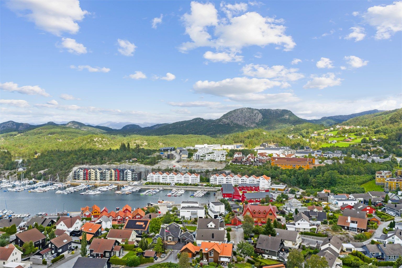 Hommersåk sentrum med Bryggen Senter og servicetilbud ligger en kort spasertur unna.