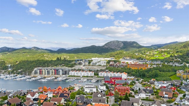 Hommersåk sentrum med Bryggen Senter og servicetilbud ligger en kort spasertur unna.