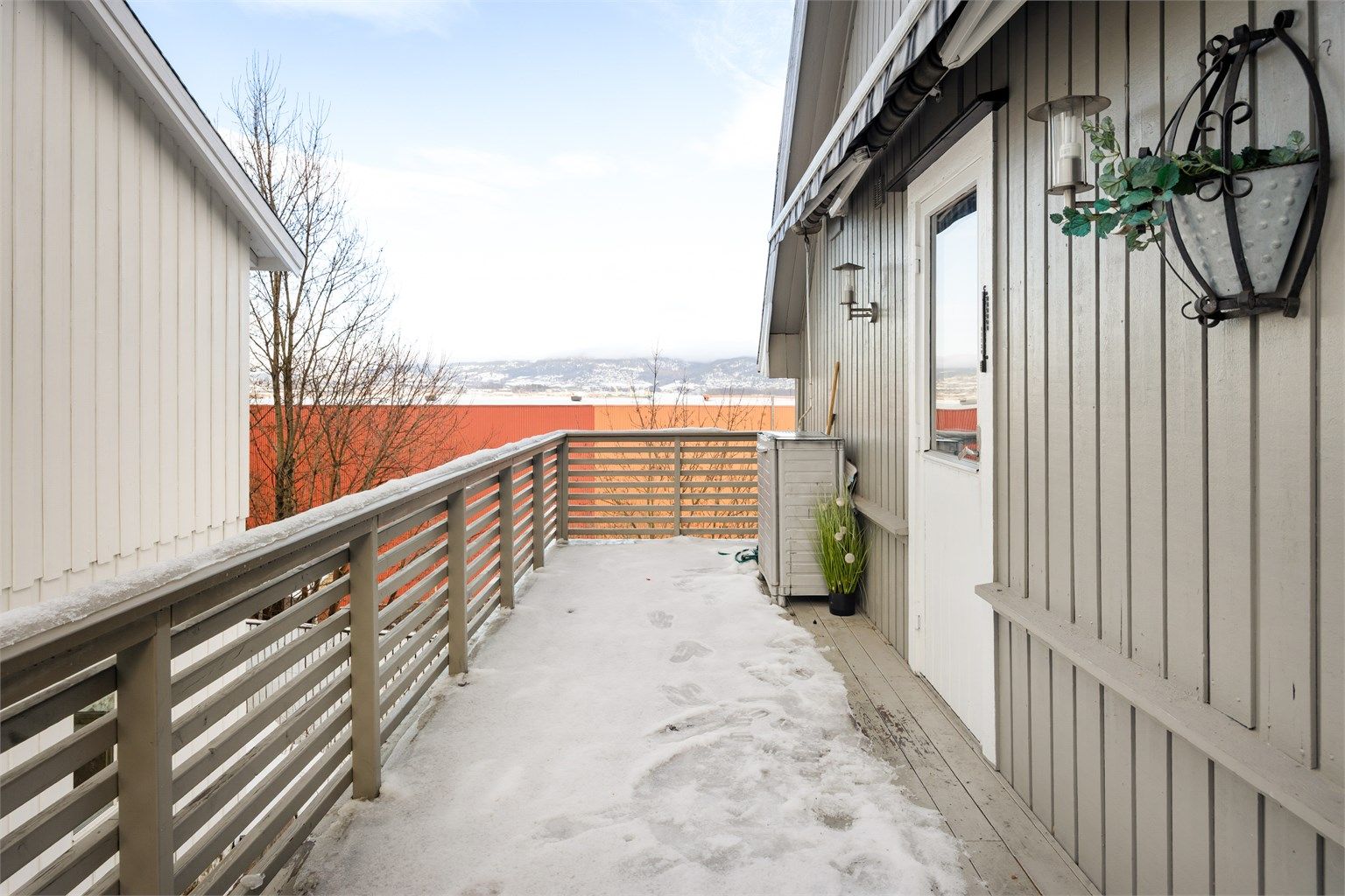 Sol på uteplassen fra ca. 13:00 til 22:00 (midtsommerstid) iflg. selger. (Altan/balkong er ikke byggesøkt eller godkjent) 