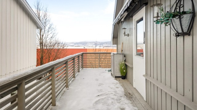 Sol på uteplassen fra ca. 13:00 til 22:00 (midtsommerstid) iflg. selger. (Altan/balkong er ikke byggesøkt eller godkjent)