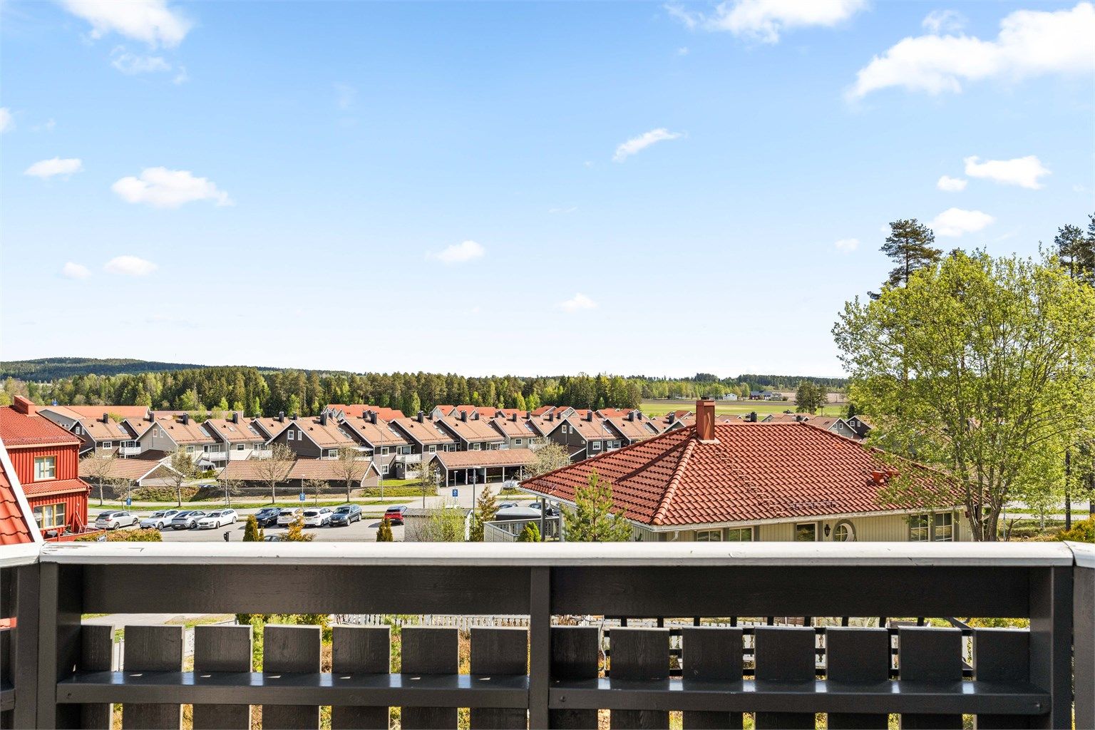 Fra eiendommen er det utsikt over det etablerte og barnevennlige boligområdet på Neskollen.