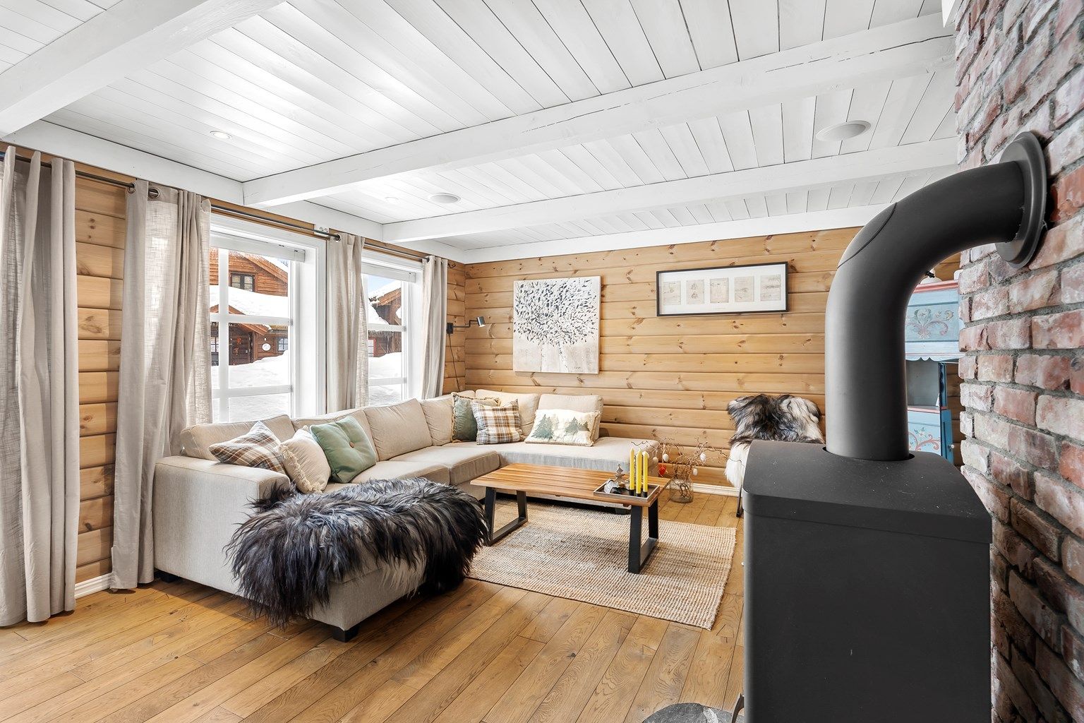 Koselig stue med peisovn. 