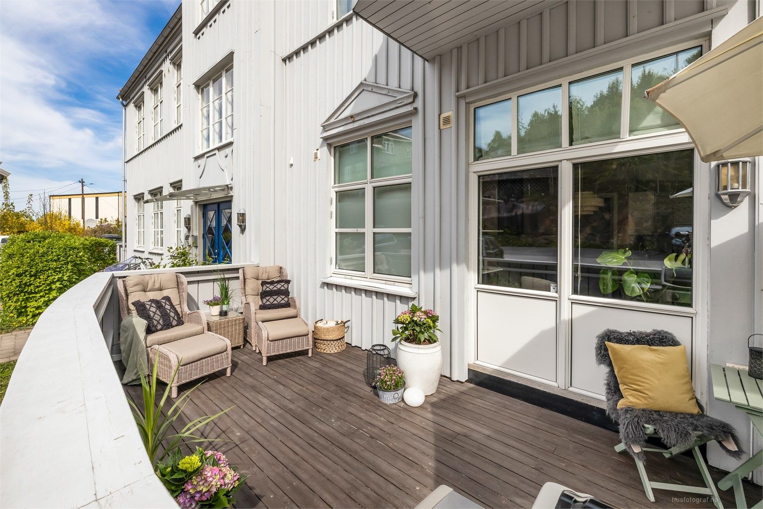 Vestvendt terrasse på 22 kvm som har god plass til ønsket møblement.